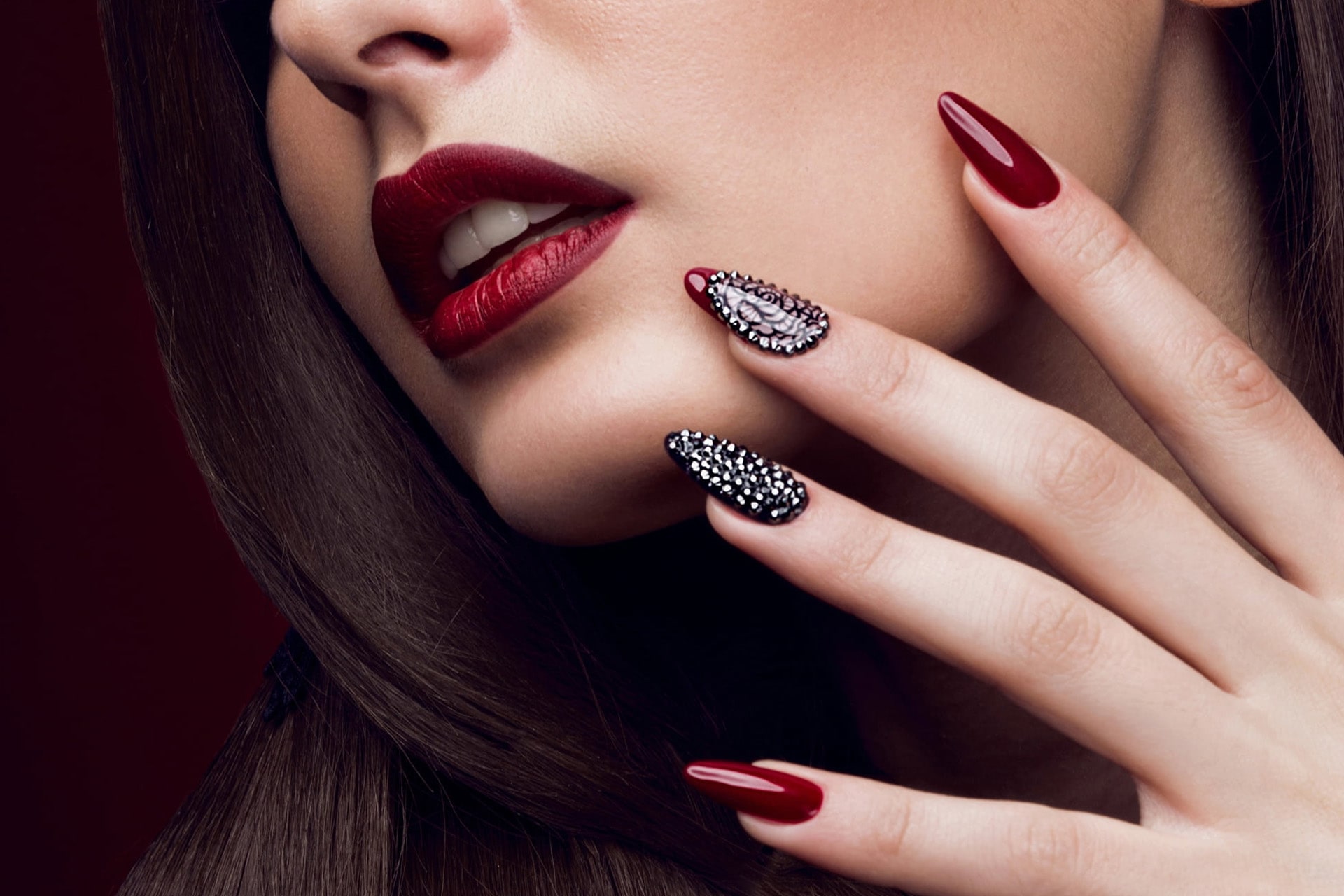 Imagen de fondo destacada. Labios pintados y uñas