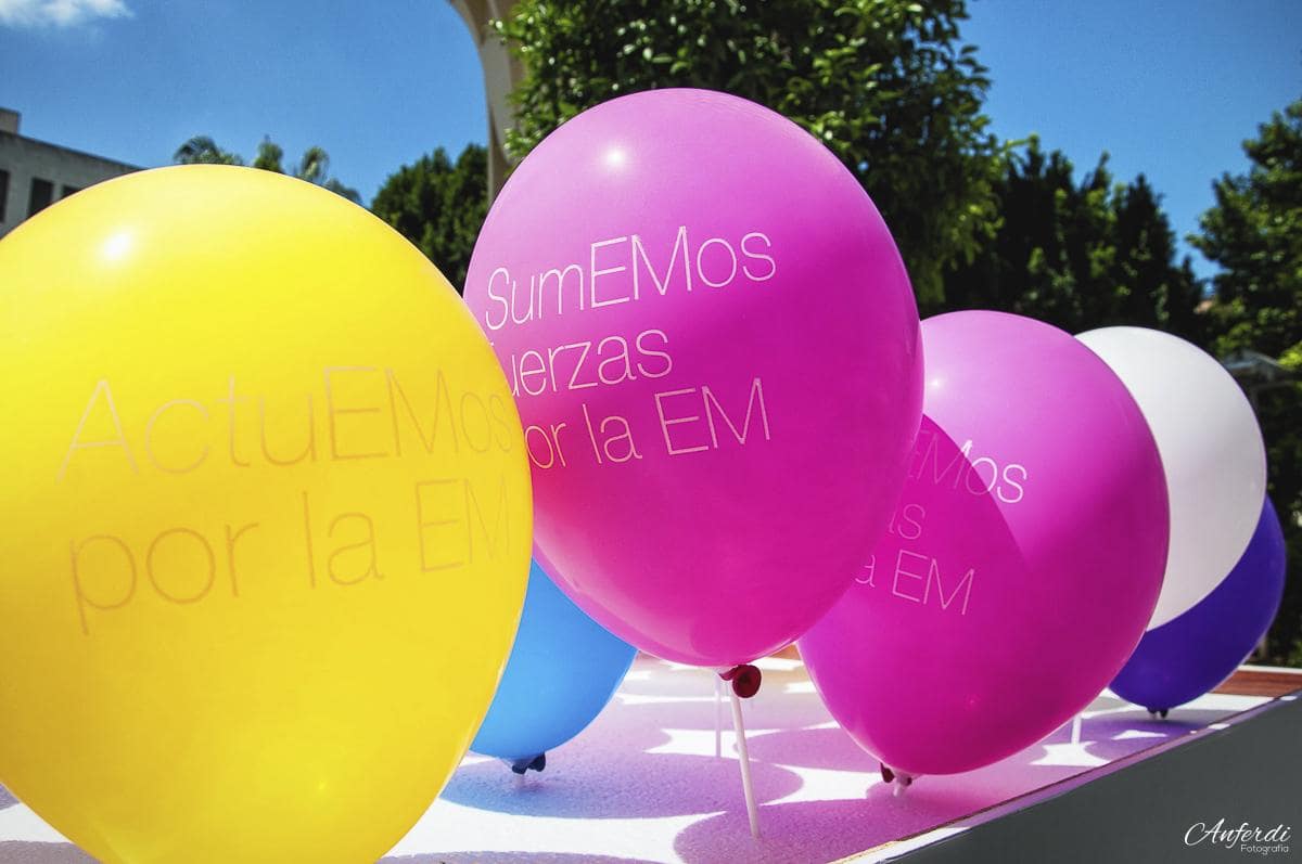Globos con frases motivacionales por el día mundial de la esclerosis multiple