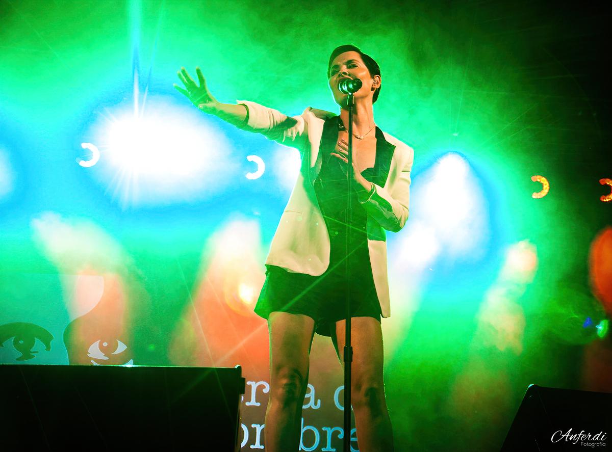 Soraya actuando por la gala benéfica Tierra de Hombres, celebradas en Zaudin Golf de Tomares, Sevilla