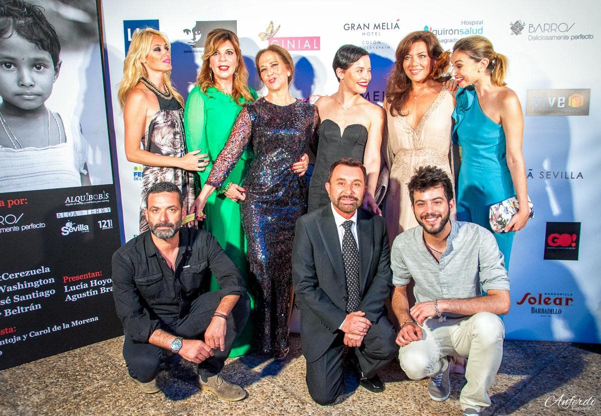 Fotocol donde posan varios famosos que se reunieron por la gala benéfica Tierra de Hombres, celebradas en Zaudin Golf de Tomares, Sevilla