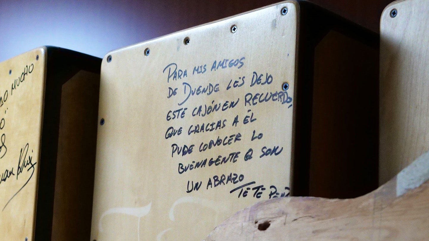 Dedicatoria de un artista en un cajón de Duende